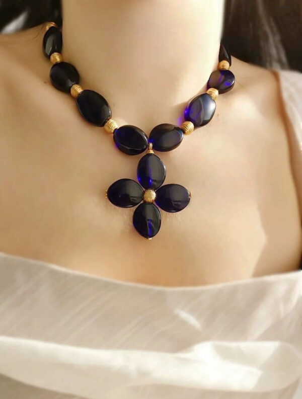 #128 Fashionable, simple and high-end necklace, personalized design, transparent glass flower retro necklace - Image 4