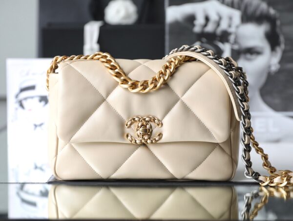 #153 CC 19bag Classic handbag - Image 3