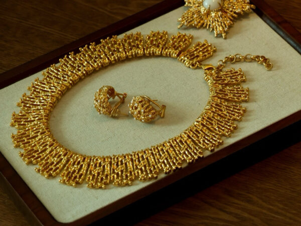 #296 Retro gold necklace, earrings and brooch set with a fashionable and high-end feel