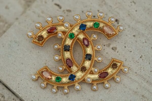 #202 Retro classic brooch