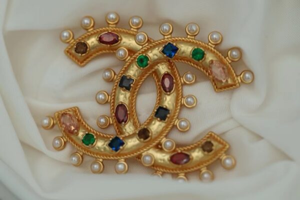 #202 Retro classic brooch - Image 3