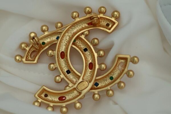 #202 Retro classic brooch - Image 4