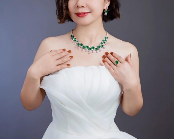 #251 #251 Laboratory-grown Emerald Ladies' Evening Necklace - Image 4