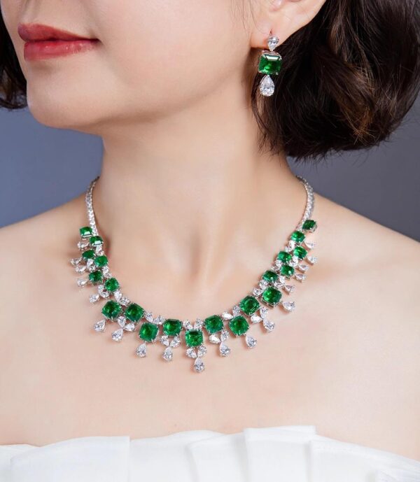 #251 #251 Laboratory-grown Emerald Ladies' Evening Necklace - Image 3