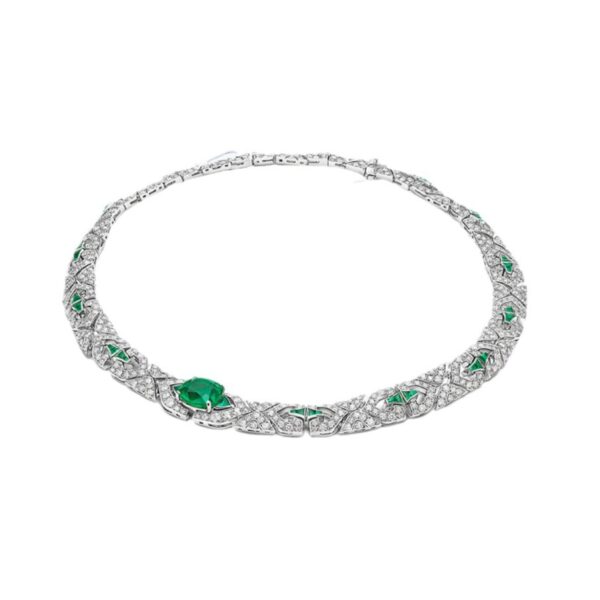 #191 Elegant green women's necklace with a fashionable and high-end feel