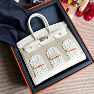 #164 A classic handbag with a color-blocked house bag