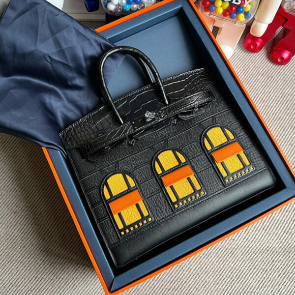 #164 A classic handbag with a color-blocked house bag - Image 14