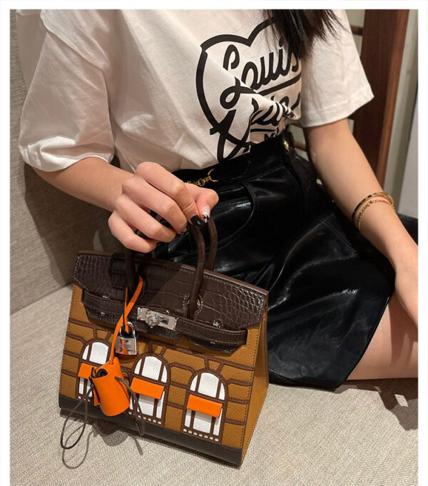 #164 A classic handbag with a color-blocked house bag - Image 3