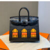 #164 A classic handbag with a color-blocked house bag - Image 4