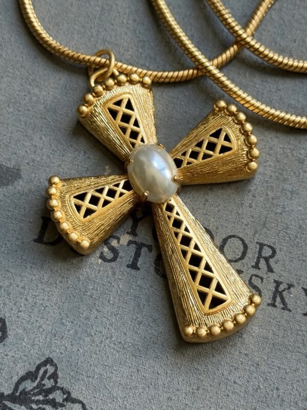 #291 European-style vintage cross pendant long necklace. The chain is approximately 75 + 10 cm in length. - Image 2