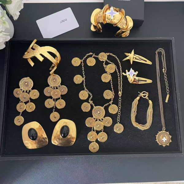 45166#European and American fashion new gold heart multi-layer crystal adjustable necklace with light luxury design and high-end feeling collarbone chain - Image 10