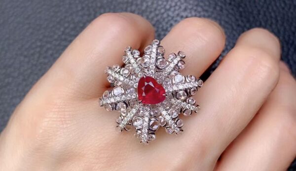 372#GRS natural Myanmar pigeon blood red ruby ring with main stone of 2.02 carats and 18k gold inlaid diamonds, accompanied by an international certificate - Image 6