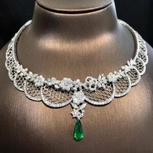 371#High end natural emerald necklace with main stone of 1.24 carats, 18k gold inlaid with diamonds and international certificate vvg
