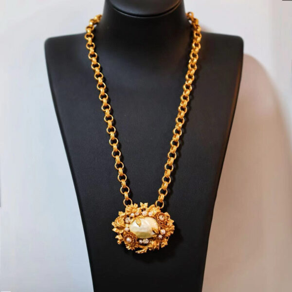 #318 Retro and High-end Baroque Pearl Flower Necklace Brooch