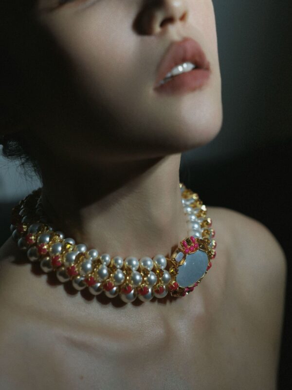 #313 Fashionable and High-end Retro colored diamond Pearl Necklace - Image 5