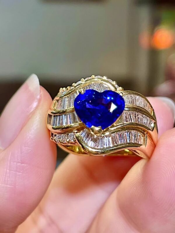 400#High end fashion natural heart-shaped royal sapphire ring with main stone of 2.37 carats and 18k gold inlaid with diamonds, accompanied by appraisal certificate - Image 5
