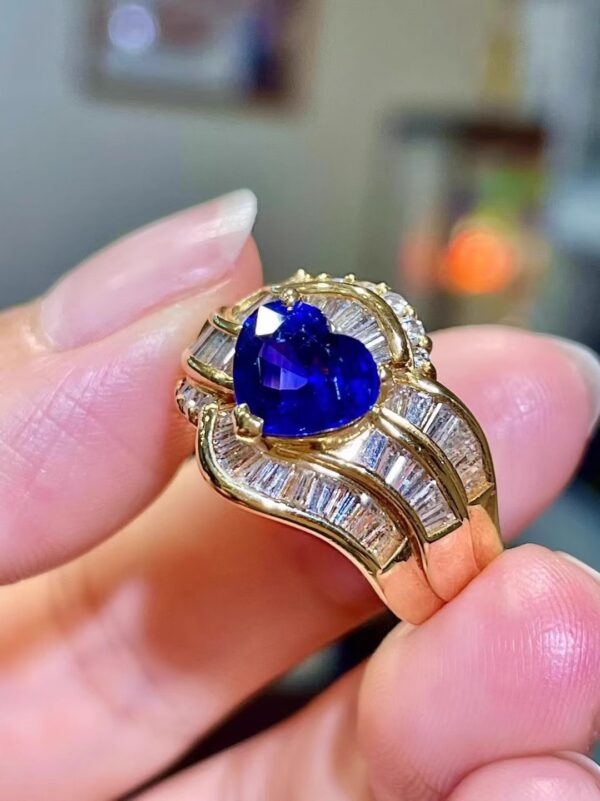 400#High end fashion natural heart-shaped royal sapphire ring with main stone of 2.37 carats and 18k gold inlaid with diamonds, accompanied by appraisal certificate - Image 2