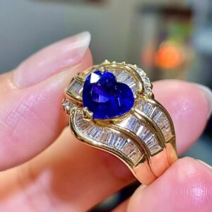 400#High end fashion natural heart-shaped royal sapphire ring with main stone of 2.37 carats and 18k gold inlaid with diamonds, accompanied by appraisal certificate