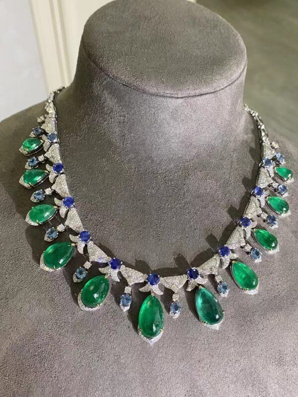 #210 Natural Emerald Necklace features a 41.09-carat 18k gold main stone set with diamonds and an international certificate - Image 3