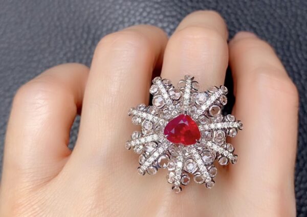 372#GRS natural Myanmar pigeon blood red ruby ring with main stone of 2.02 carats and 18k gold inlaid diamonds, accompanied by an international certificate - Image 3