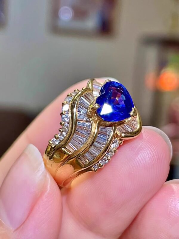 400#High end fashion natural heart-shaped royal sapphire ring with main stone of 2.37 carats and 18k gold inlaid with diamonds, accompanied by appraisal certificate - Image 4
