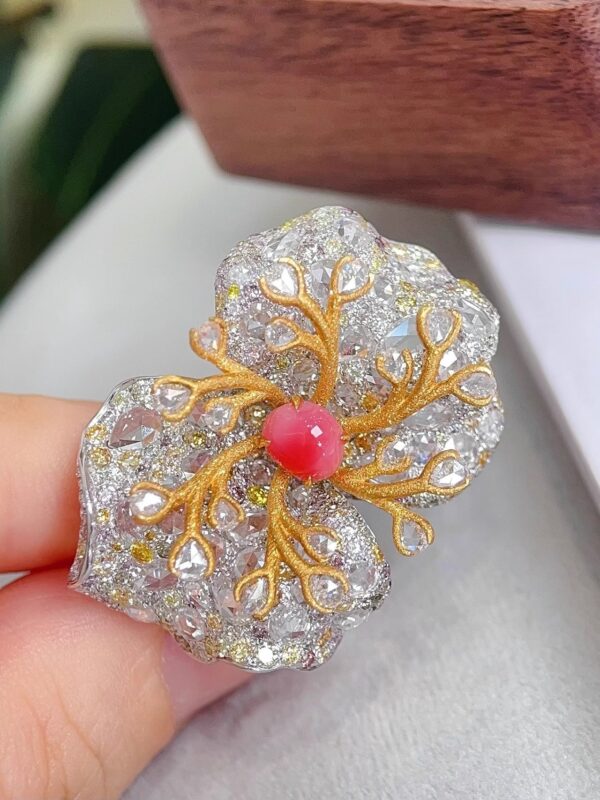 370#High end natural flamingo powder conch pearl hole bead ring with main stone of 0.96 carats, 18k gold with diamond, dys with jewelry certificate