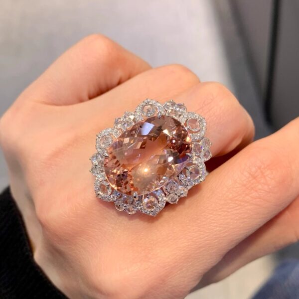 #211 Natural pink Morganite ring, with a main stone of 19.82 carats, 18k gold set with diamonds and a certificate - Image 2