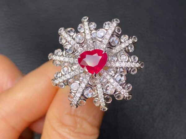 372#GRS natural Myanmar pigeon blood red ruby ring with main stone of 2.02 carats and 18k gold inlaid diamonds, accompanied by an international certificate - Image 4
