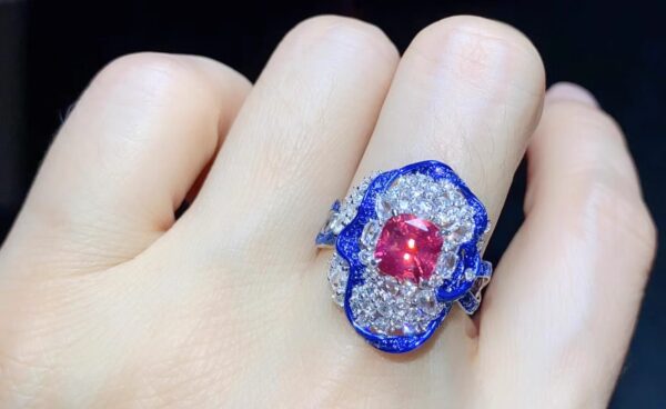 373#High end natural lotus colored Mahenggai spinel ring with 1.53 carats of main stone and 18k gold inlaid with diamonds - Image 3