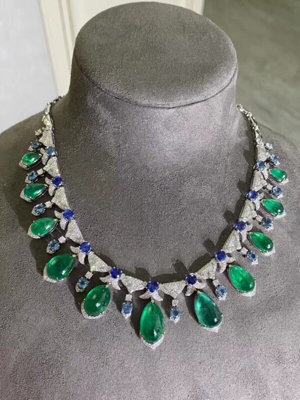 #210 Natural Emerald Necklace features a 41.09-carat 18k gold main stone set with diamonds and an international certificate - Image 2