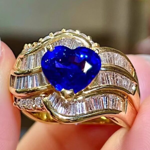 400#High end fashion natural heart-shaped royal sapphire ring with main stone of 2.37 carats and 18k gold inlaid with diamonds, accompanied by appraisal certificate - Image 3
