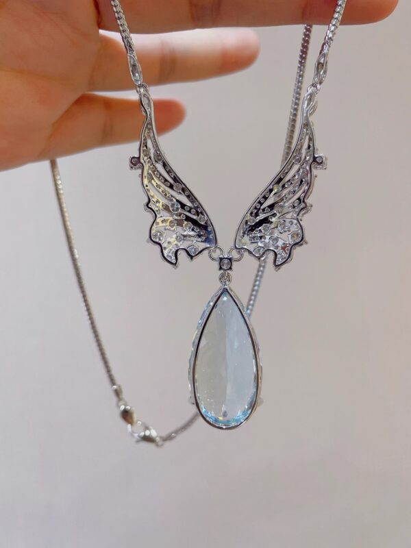 #209 Natural Santa Maria Aquamarine Necklace features a 38.98-carat 18k gold main stone set with diamonds - Image 4