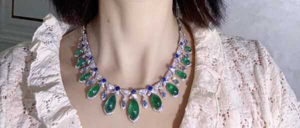 #210 Natural Emerald Necklace features a 41.09-carat 18k gold main stone set with diamonds and an international certificate - Image 4