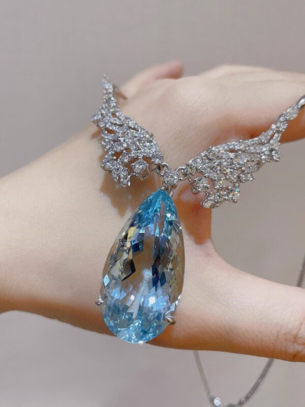 #209 Natural Santa Maria Aquamarine Necklace features a 38.98-carat 18k gold main stone set with diamonds - Image 5
