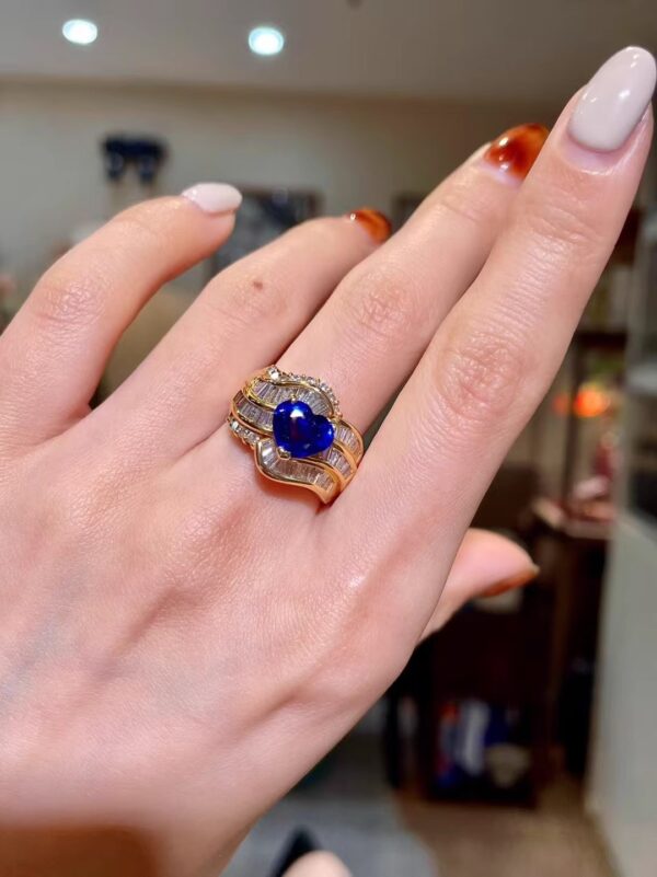 400#High end fashion natural heart-shaped royal sapphire ring with main stone of 2.37 carats and 18k gold inlaid with diamonds, accompanied by appraisal certificate - Image 6