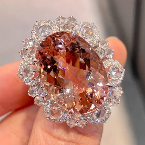 #211 Natural pink Morganite ring, with a main stone of 19.82 carats, 18k gold set with diamonds and a certificate - Image 3