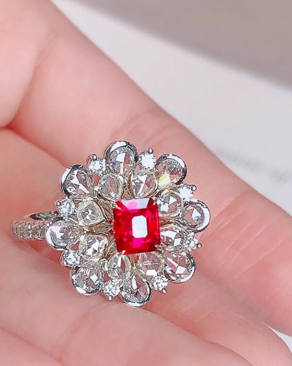 396#High end fashion natural pigeon blood red ruby ring with main stone of 1.07 carats and 18k gold inlaid with natural diamonds - Image 4