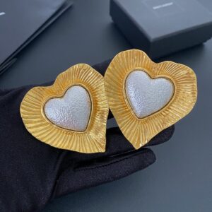 342#Fashionable European and American design, personalized heart-shaped glass earrings, retro gold ruffle edge earrings, fashionable earrings with ear clips