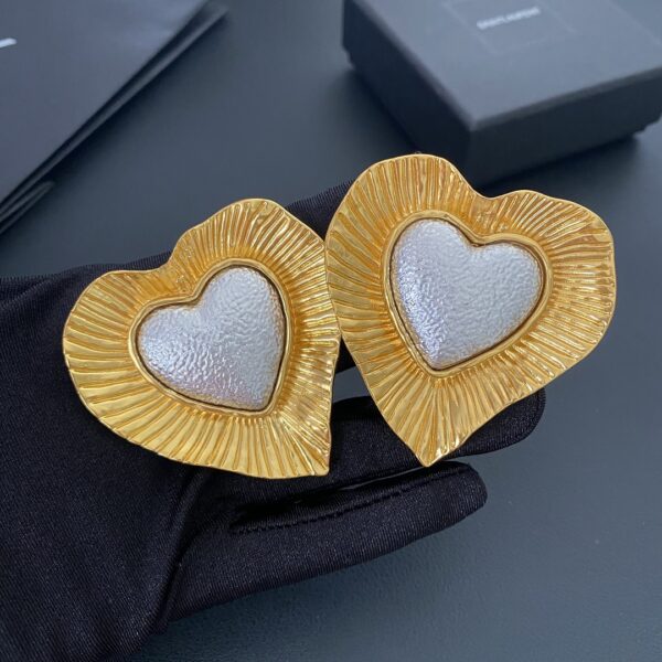 342#Fashionable European and American design, personalized heart-shaped glass earrings, retro gold ruffle edge earrings, fashionable earrings with ear clips