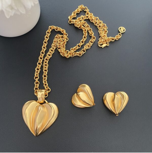 432#French medieval gold heart-shaped ear clip with European and American light luxury and high-end feel, irregular peach heart design, no ear hole earrings - Image 4