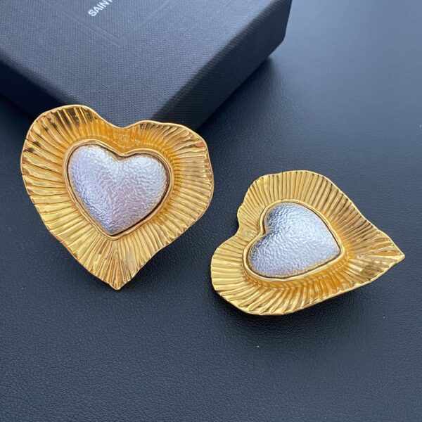 342#Fashionable European and American design, personalized heart-shaped glass earrings, retro gold ruffle edge earrings, fashionable earrings with ear clips - Image 5