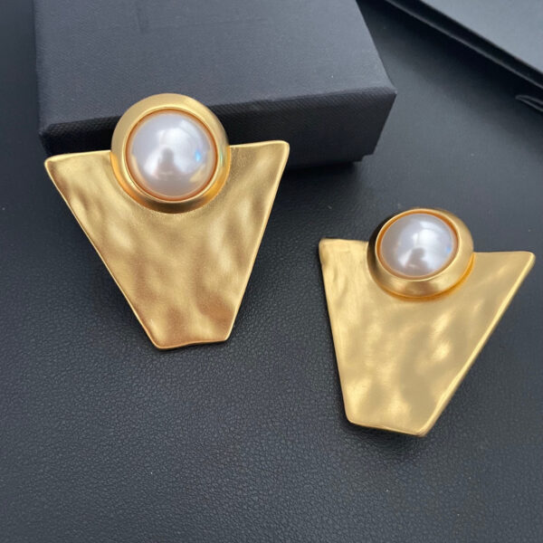 282#French retro designer niche new earrings, high-end light luxury geometric shape inlaid with pearls, retro style, simple and medieval ear clip - Image 7