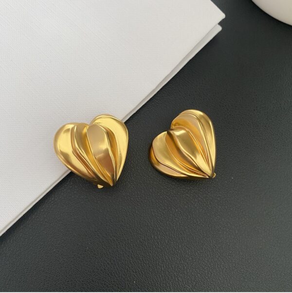 432#French medieval gold heart-shaped ear clip with European and American light luxury and high-end feel, irregular peach heart design, no ear hole earrings - Image 3