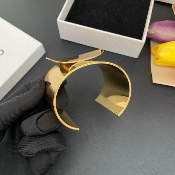 321#Designer's curved wide version smooth surface bracelet with a light luxury opening, exaggerated and simple European and American style. Spring 2025 new bracelet - Image 6