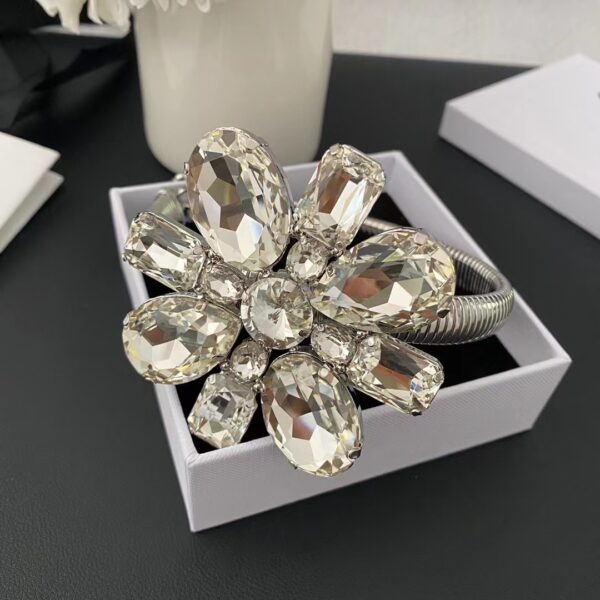 340#New European and American style fashionable flower crystal necklace with elegant design and luxurious high-end necklace accessories - Image 4