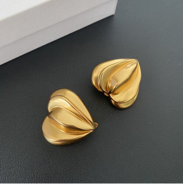 432#French medieval gold heart-shaped ear clip with European and American light luxury and high-end feel, irregular peach heart design, no ear hole earrings - Image 6