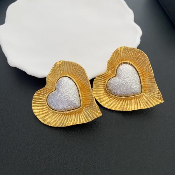 342#Fashionable European and American design, personalized heart-shaped glass earrings, retro gold ruffle edge earrings, fashionable earrings with ear clips - Image 3