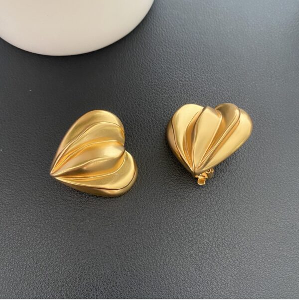 432#French medieval gold heart-shaped ear clip with European and American light luxury and high-end feel, irregular peach heart design, no ear hole earrings - Image 7