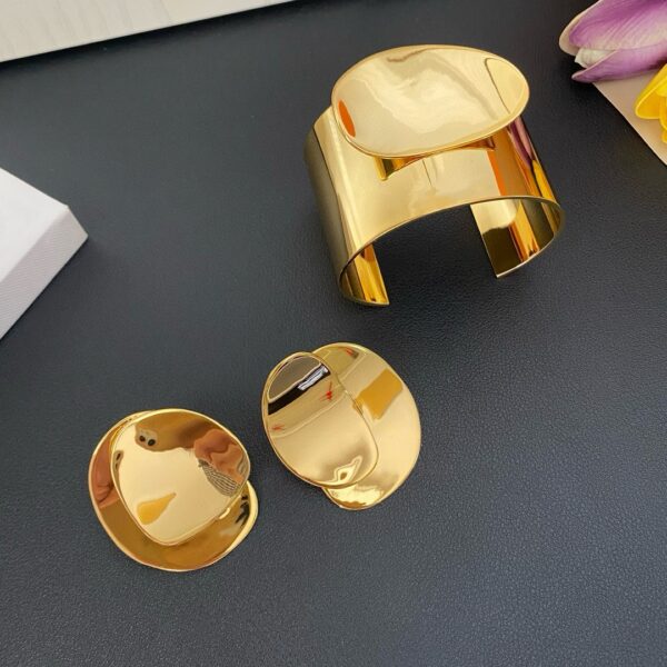 321#Designer's curved wide version smooth surface bracelet with a light luxury opening, exaggerated and simple European and American style. Spring 2025 new bracelet - Image 2