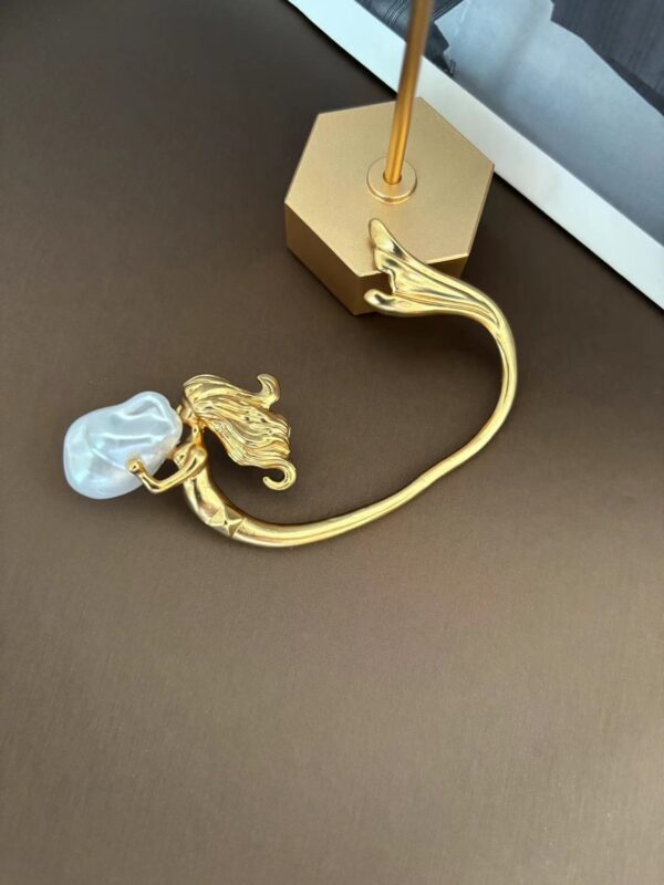 367#Senior designer mermaid paired with Baroque pearl light luxury single ear hook - Image 3